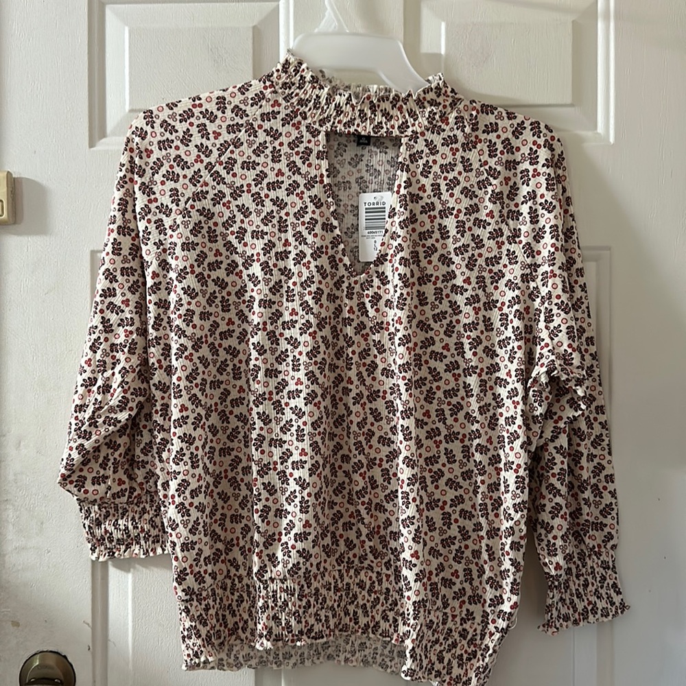 TORRID TEXTURED JERSEY CHOKER NECK SMOCKED BOTTOM TOP: CREAM: NWT: SIZE 0 (L)
